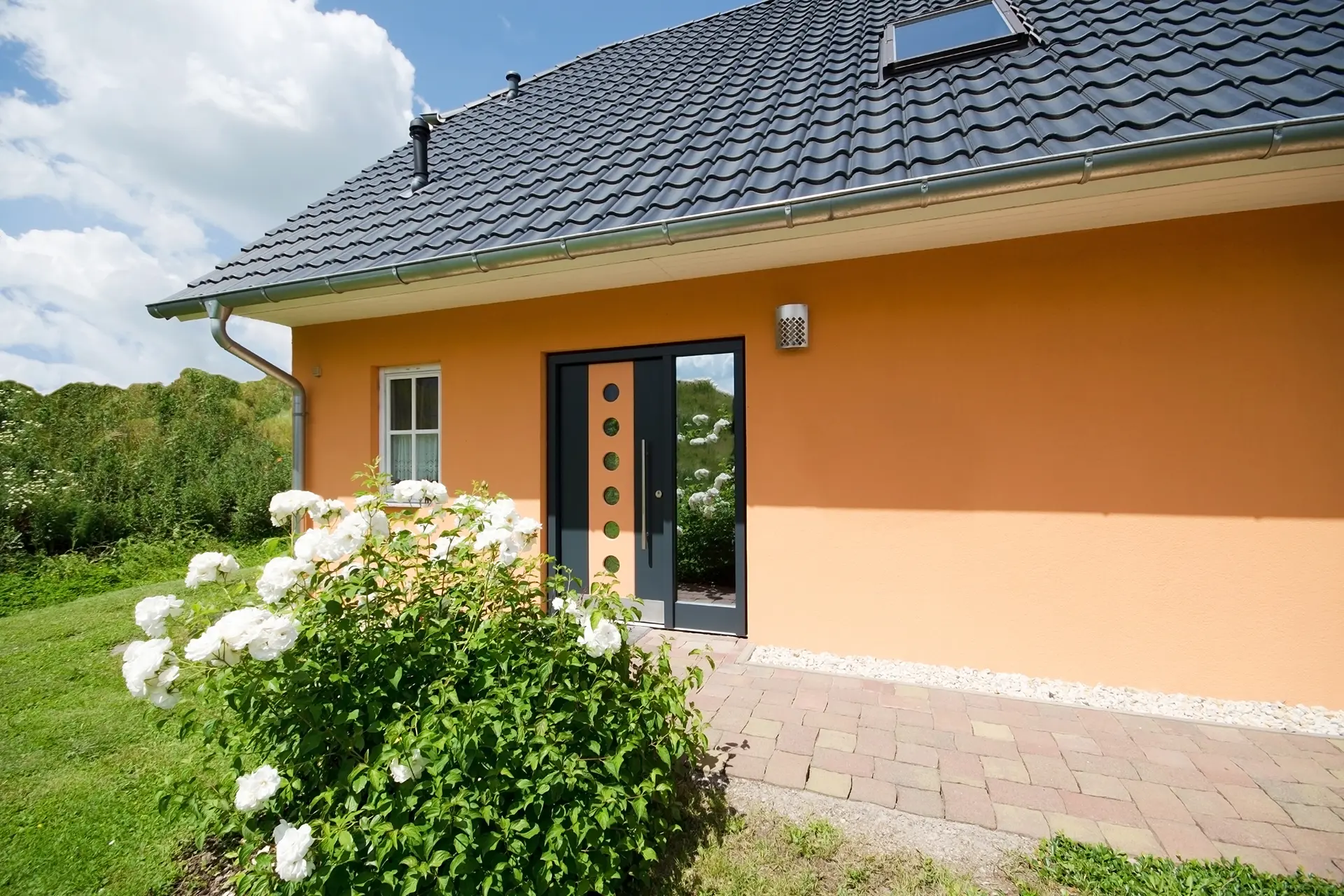 Haustüren - Haustür aus Aluminium mit Glasausschnitt und Seitenteil