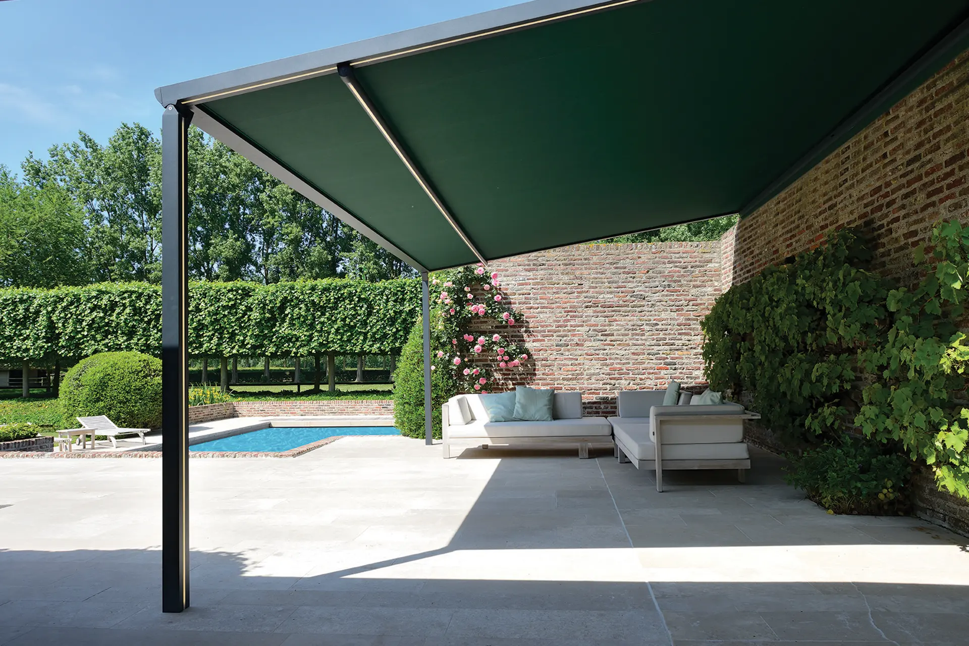 Pergola-Markise B128 von Brustor für überdachte Sitzgelegenheit am Pool