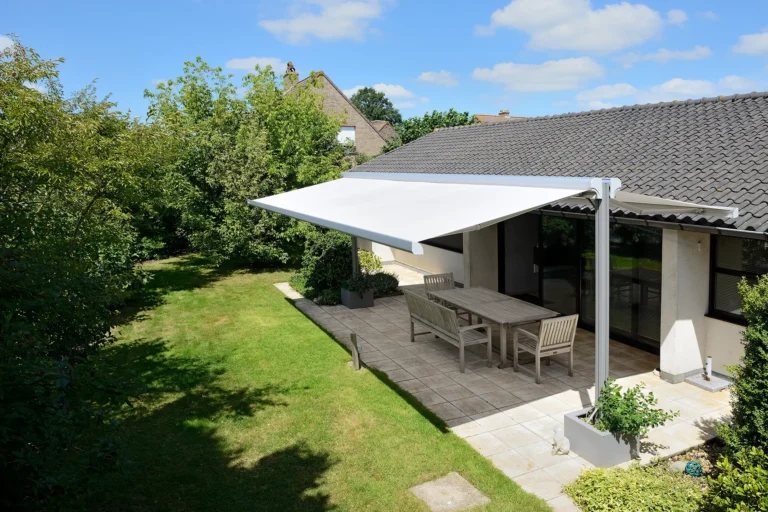 Markise TWINSTOR: freistehende Sonnenstore auf der Gartenterrasse
