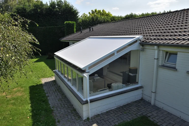 Wintergarten-Sonnenstore B128 von Brustor in Hellgrau an weißem Haus