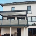 „Brustor B200 XL Lamellendach in Lautertal (Oberfranken) installiert – moderne Terrassenüberdachung mit ZipScreens, LED-Beleuchtung und Smart-Home Steuerung, idealer Sonnenschutz und Wetterschutz in RAL 7016.“