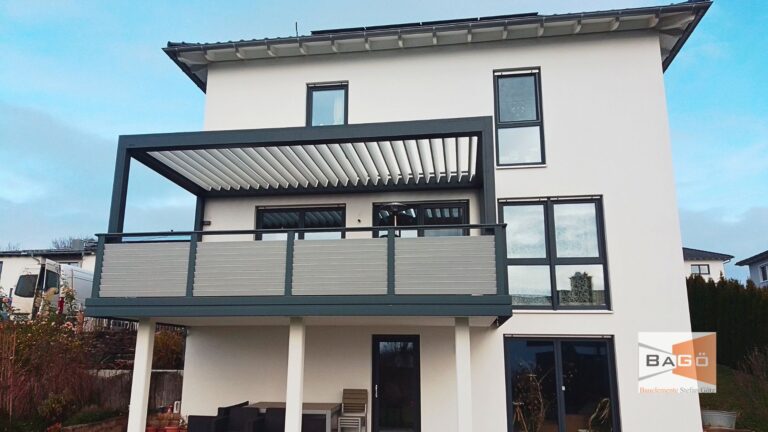 „Brustor B200 XL Lamellendach in Lautertal (Oberfranken) installiert – moderne Terrassenüberdachung mit ZipScreens, LED-Beleuchtung und Smart-Home Steuerung, idealer Sonnenschutz und Wetterschutz in RAL 7016.“