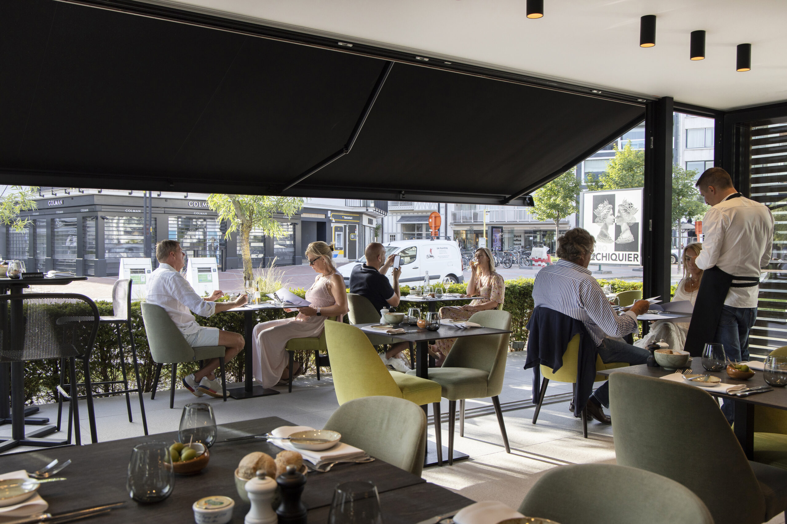 Brustor B35 Gelenkarmmarkise ueber Restaurant-Terrasse