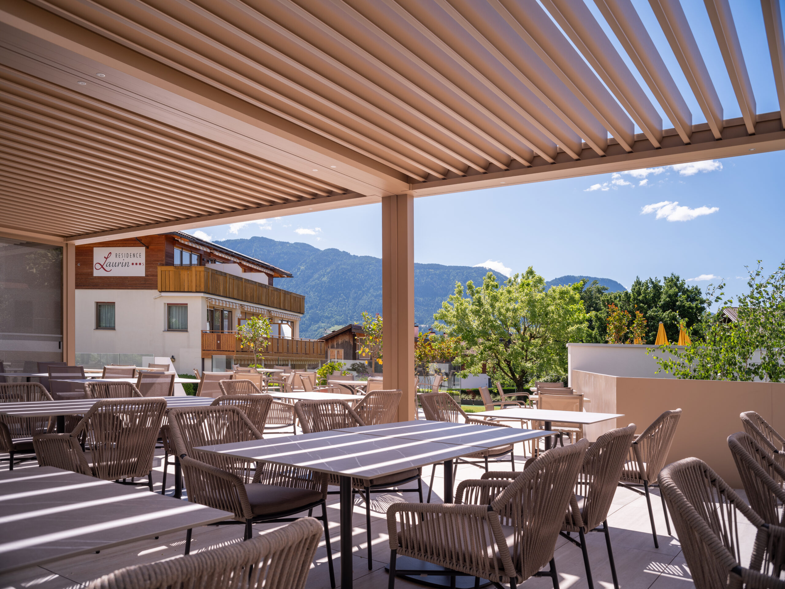 Brustor B720 Terrassendach Hotel-Restaurant mit Bergpanorama