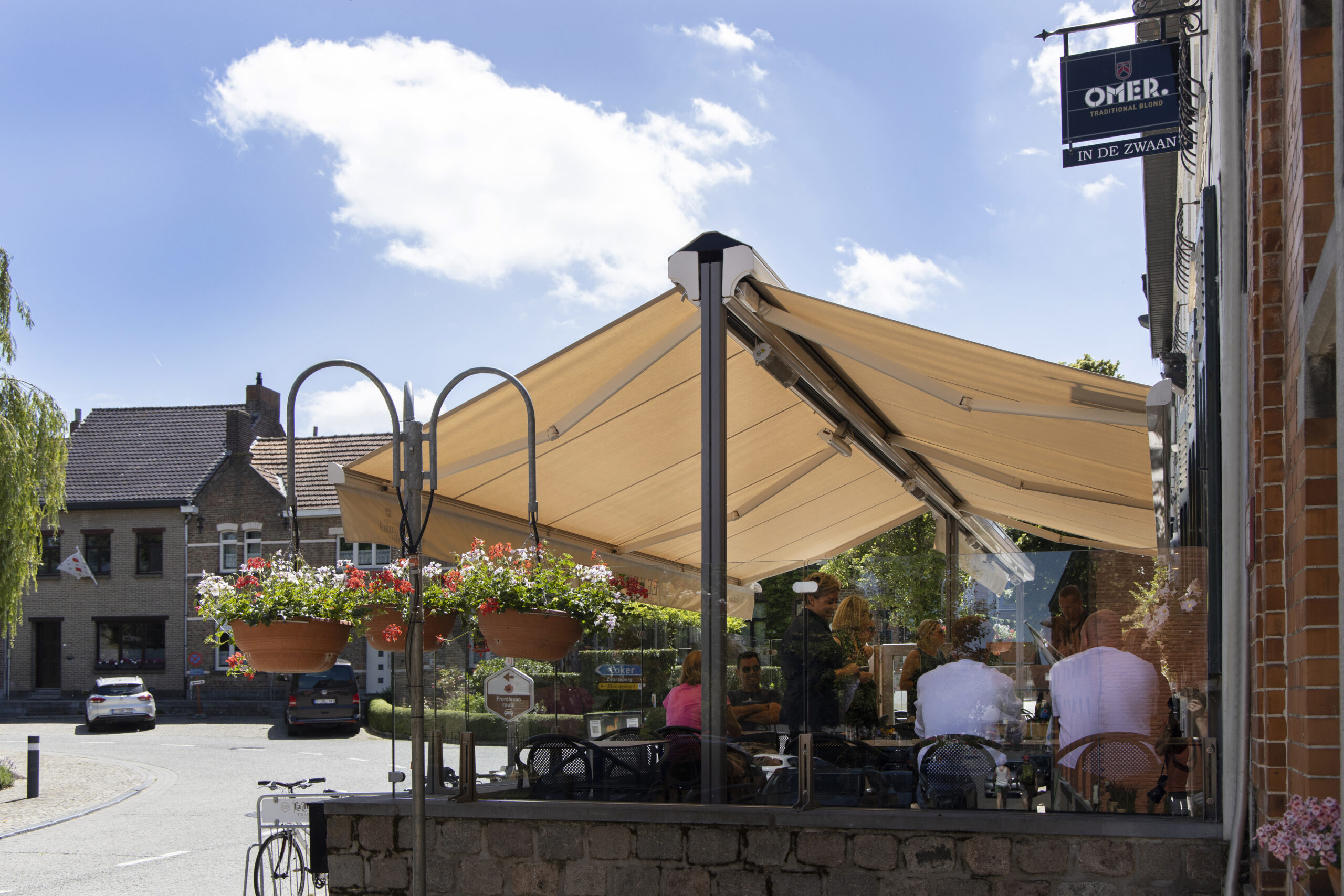 Brustor Twinstor Doppelmarkise ueber Gasthaus-Terrasse