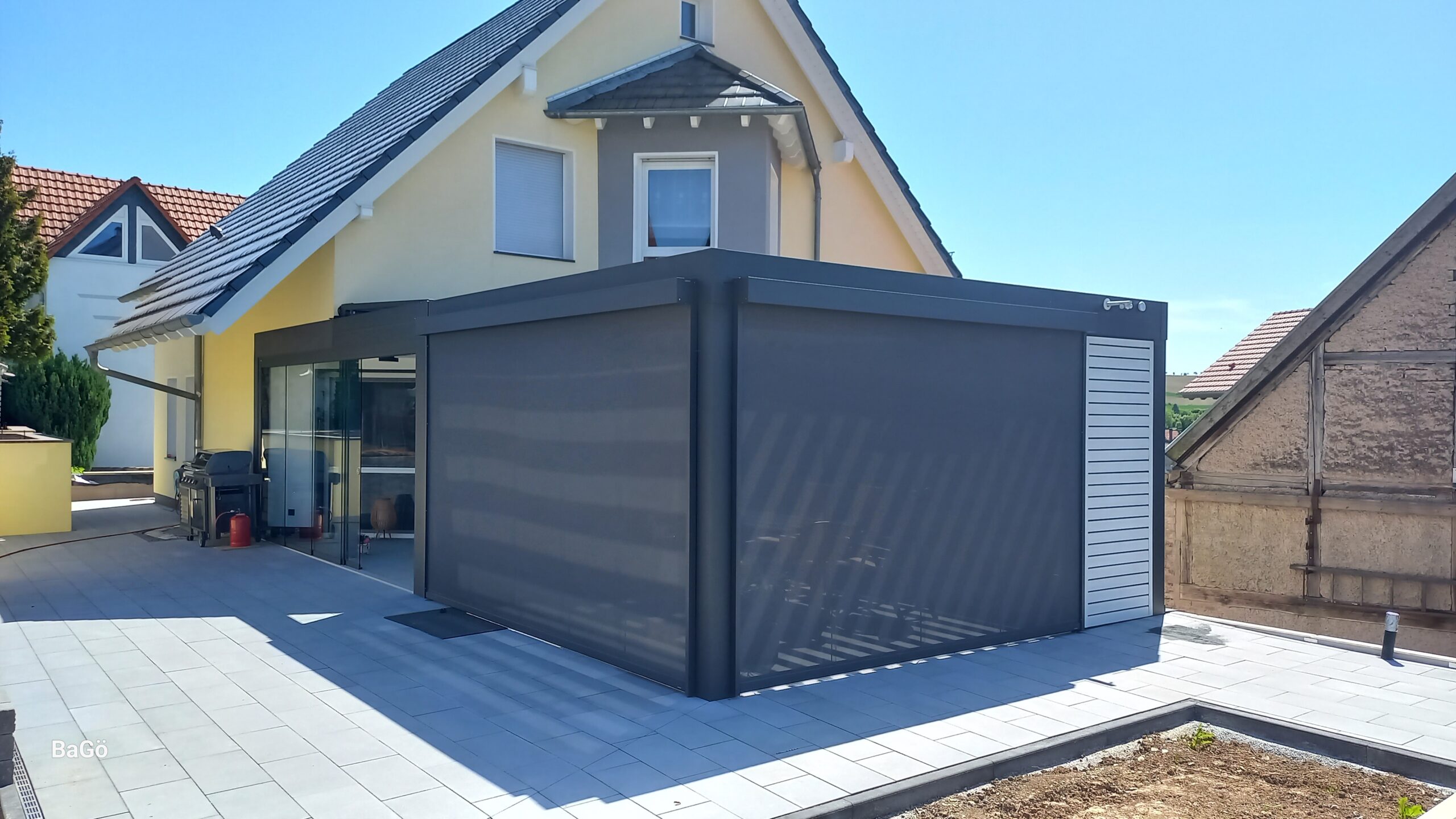 Außenansicht – das Dach fügt sich an das moderne Haus
