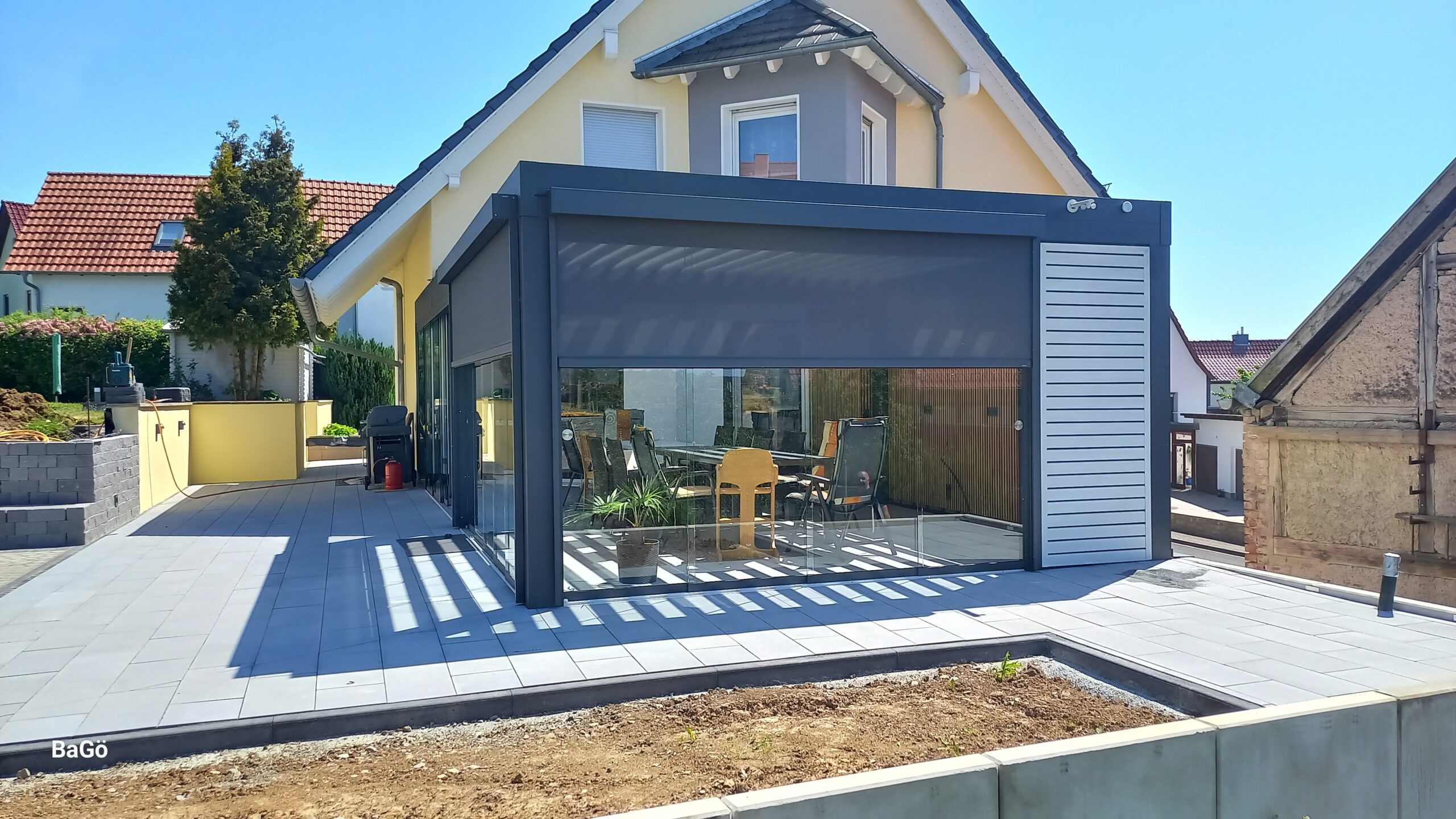Mit Zipscreens geschlossen – Wind- und Sichtschutz
