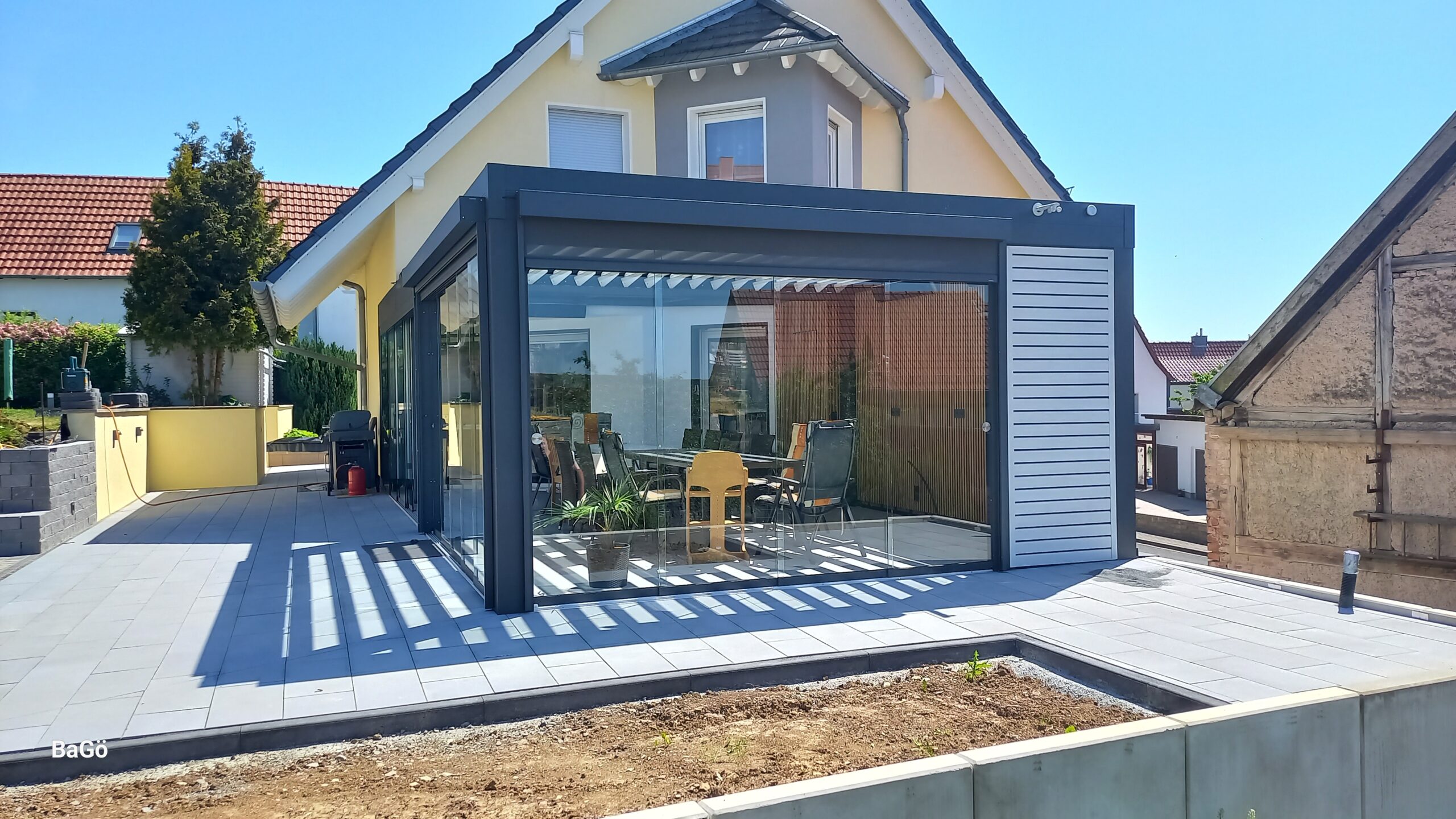 Klare, kubische Linien in RAL 7017