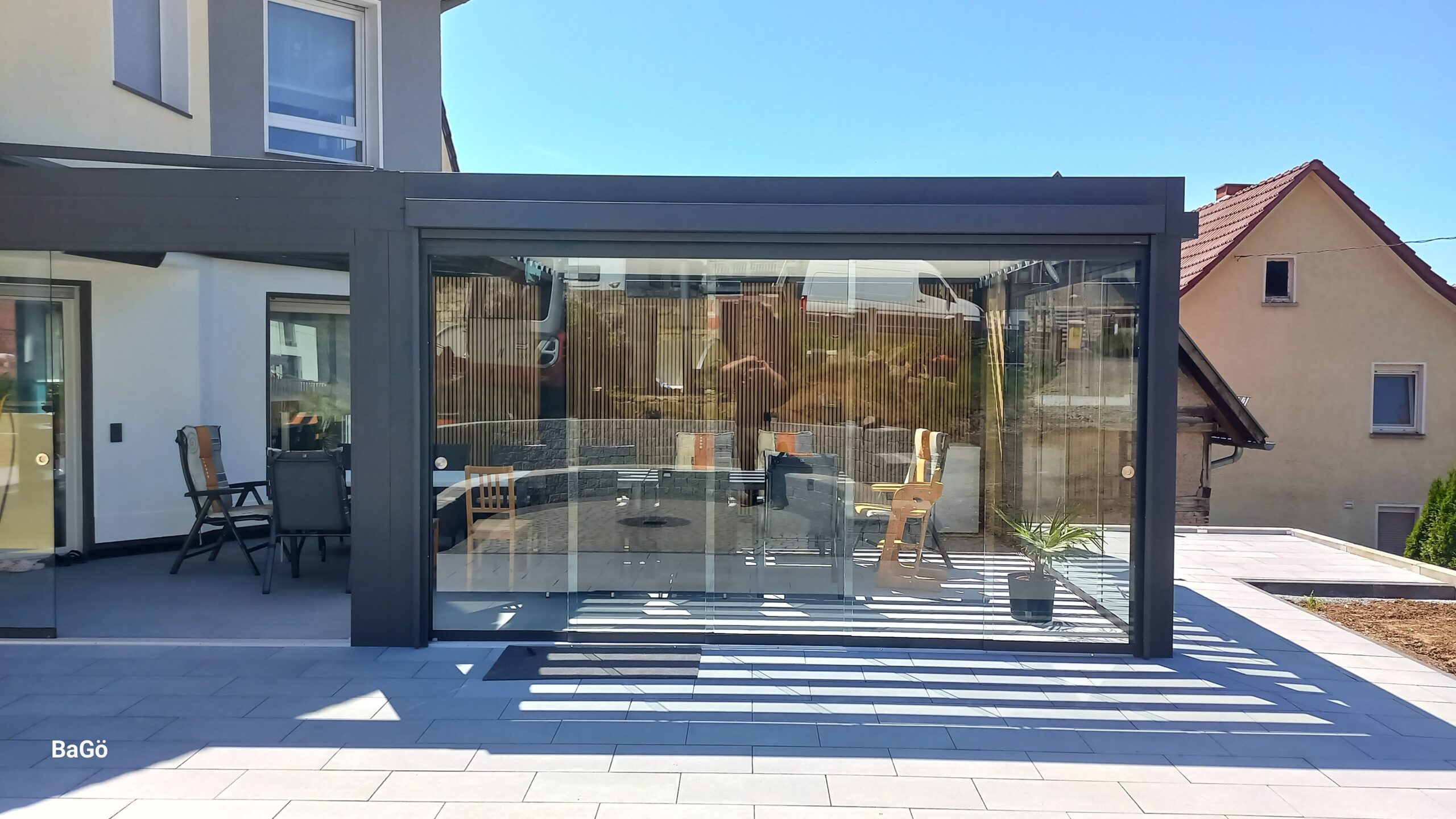 Seitliche Glasfront mit Schiebeelementen