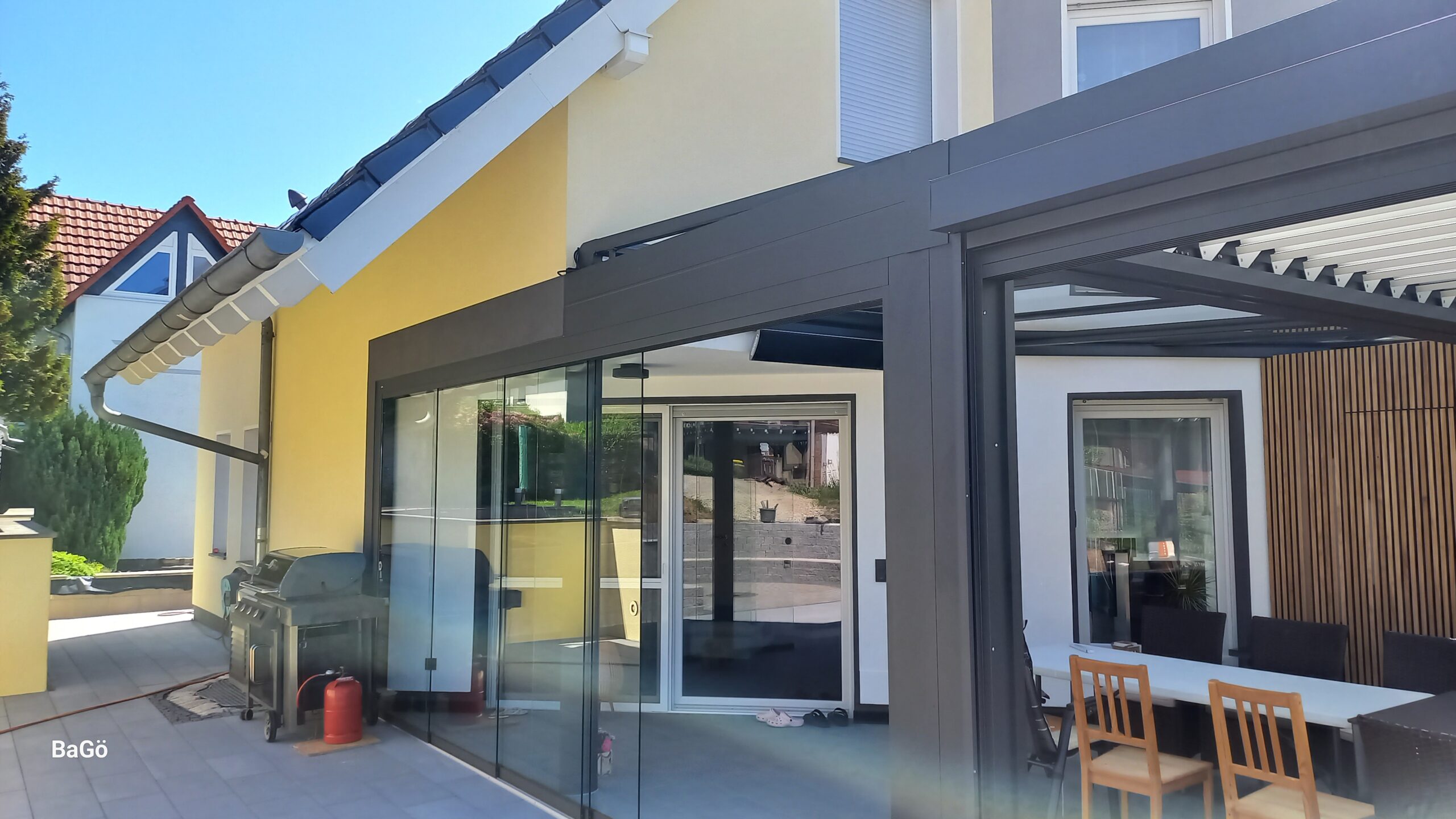 Eckansicht: Sitzbereich hinter der Glasschiebewand